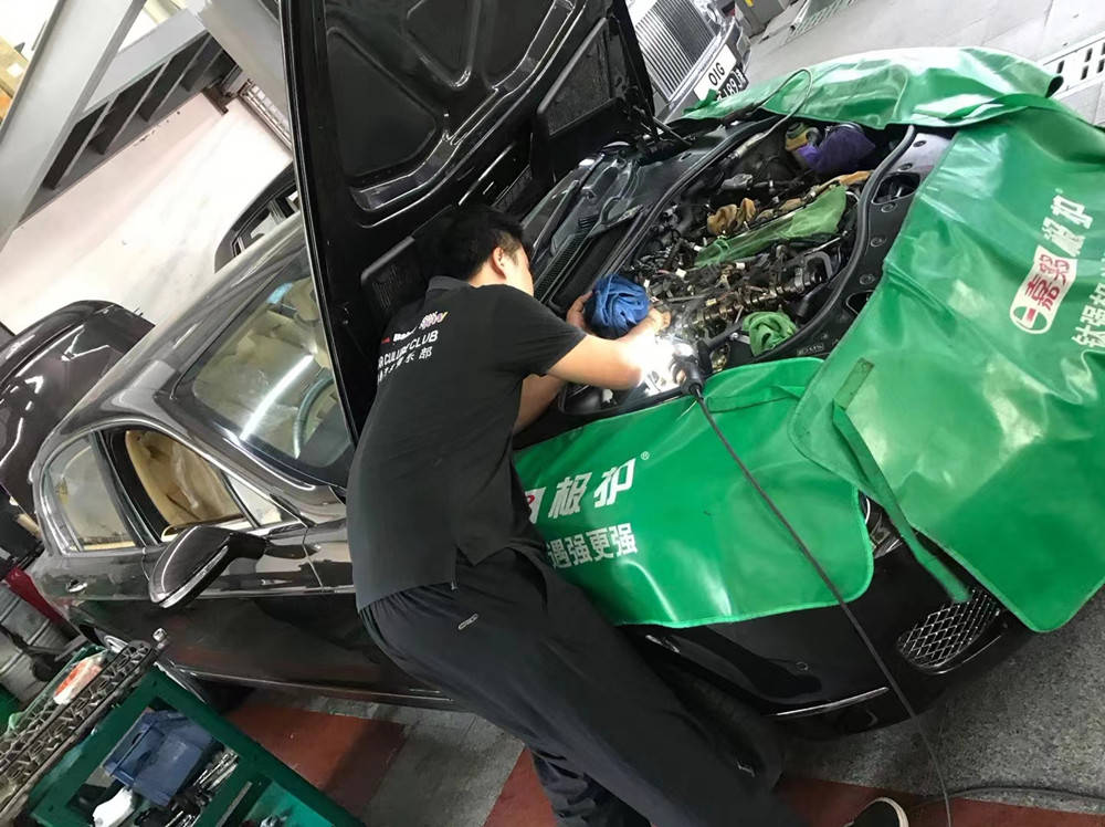 宾利专业维修：宾利飞驰发动机漏油维修更换上摆臂