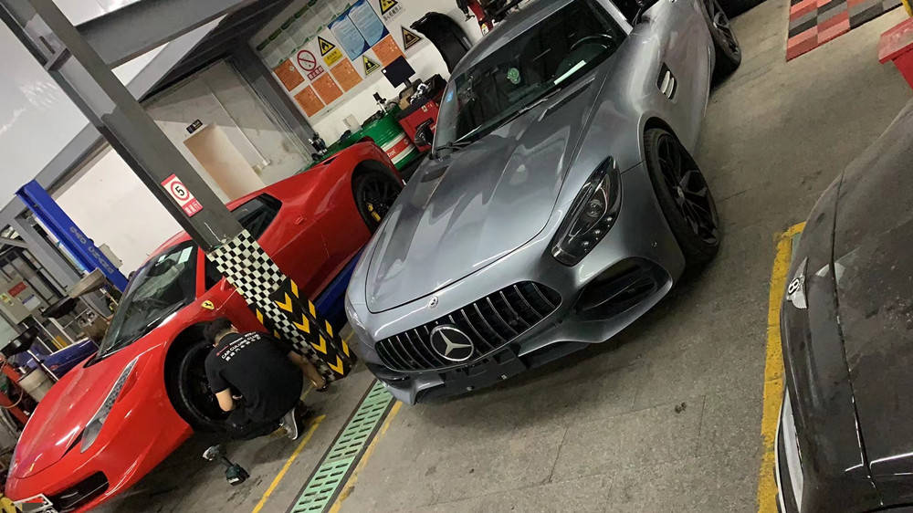 法拉利维修：法拉利458轮毂变形轮胎损坏更换新的轮胎、轮毂修复