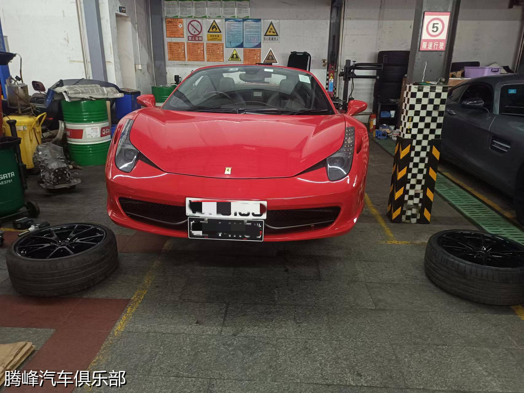 法拉利维修：法拉利458轮毂变形轮胎损坏更换新的轮胎、轮毂修复