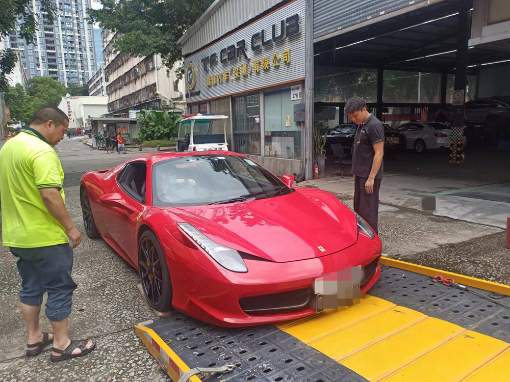 法拉利维修：法拉利458轮毂变形轮胎损坏更换新的轮胎、轮毂修复