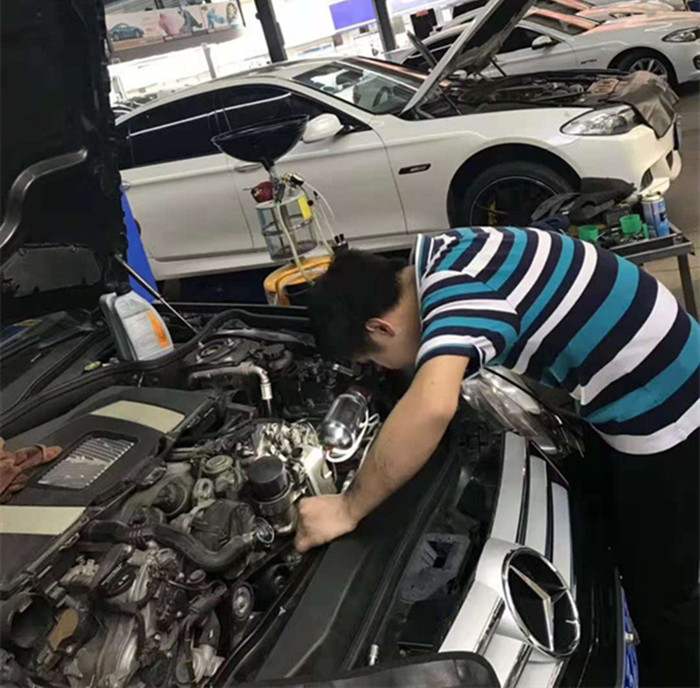 深圳汽车维修:奔驰sl500更换避震液压泵