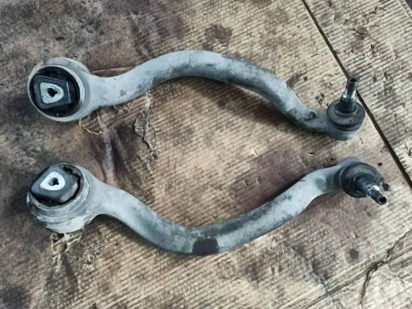 宝马维修案例-宝马x5底盘异响,更换前摆臂